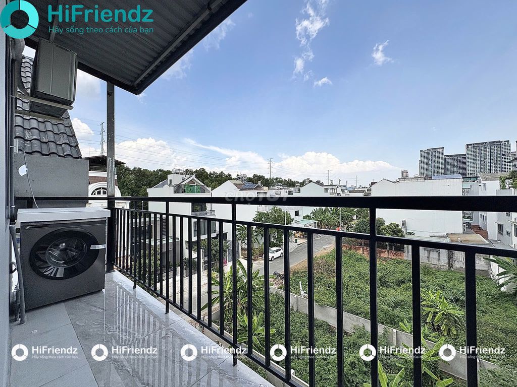 The studio Super-Calcanic interior has a balcony near the diamond island.