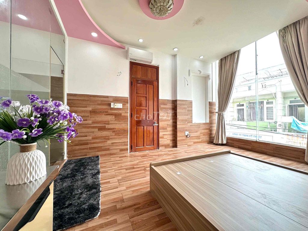 The studio is 35 meters wide and is located right here inart Phan Huy Ích.