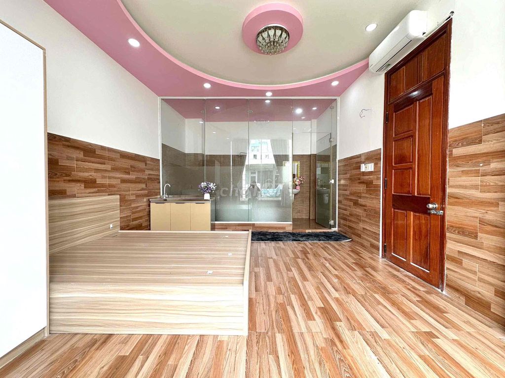The studio is 35 meters wide and is located right here inart Phan Huy Ích.