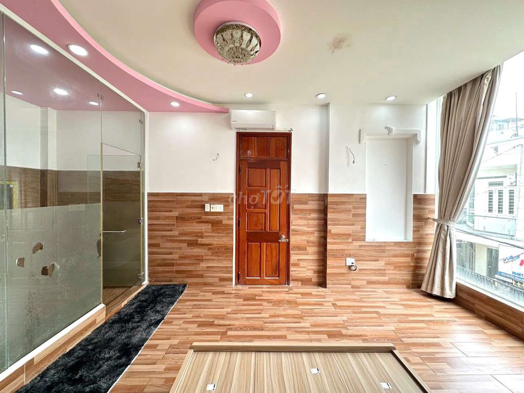 The large window studio nearart Phan Huy Ích ready for the big tub