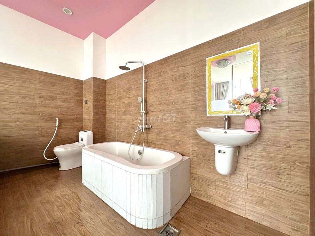 The large window studio nearart Phan Huy Ích ready for the big tub