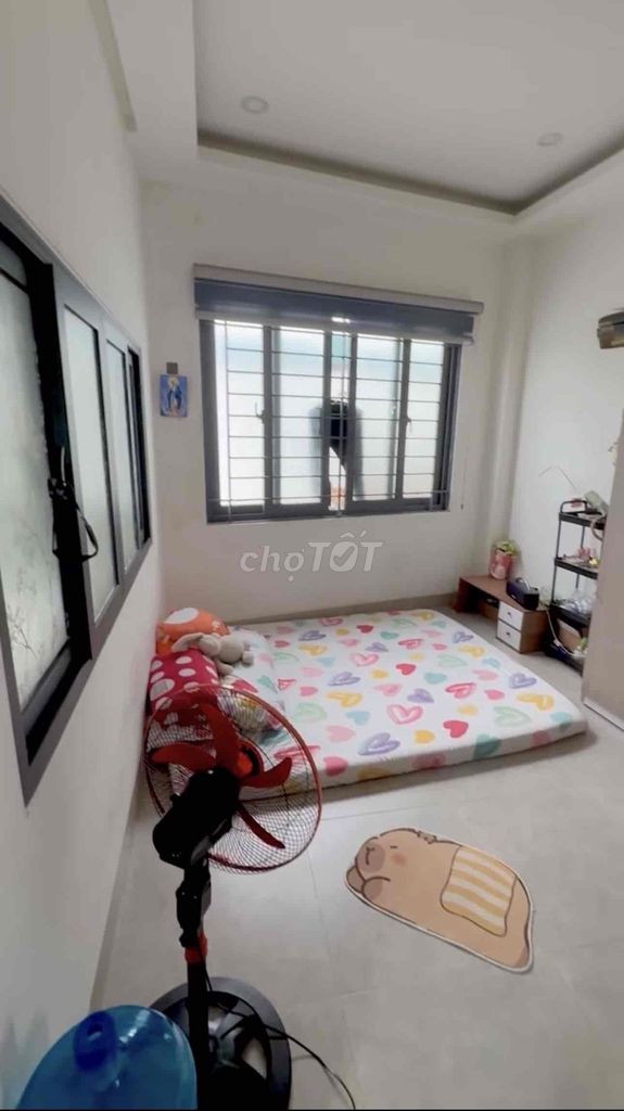 We're empty in a window, full of furniture right here at Nơ Trang Long.