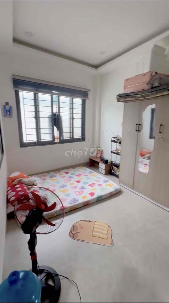 We're empty in a window, full of furniture right here at Nơ Trang Long.