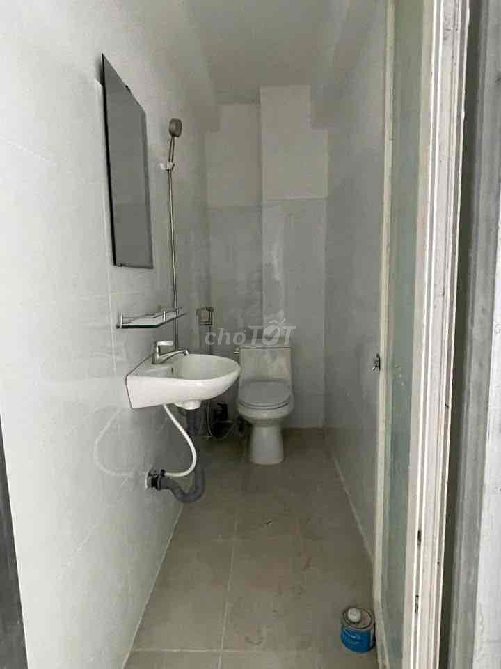 Room 30 m2 rents 2.4 million a month at 3549 Phạm Thế Hiển-7. 8
