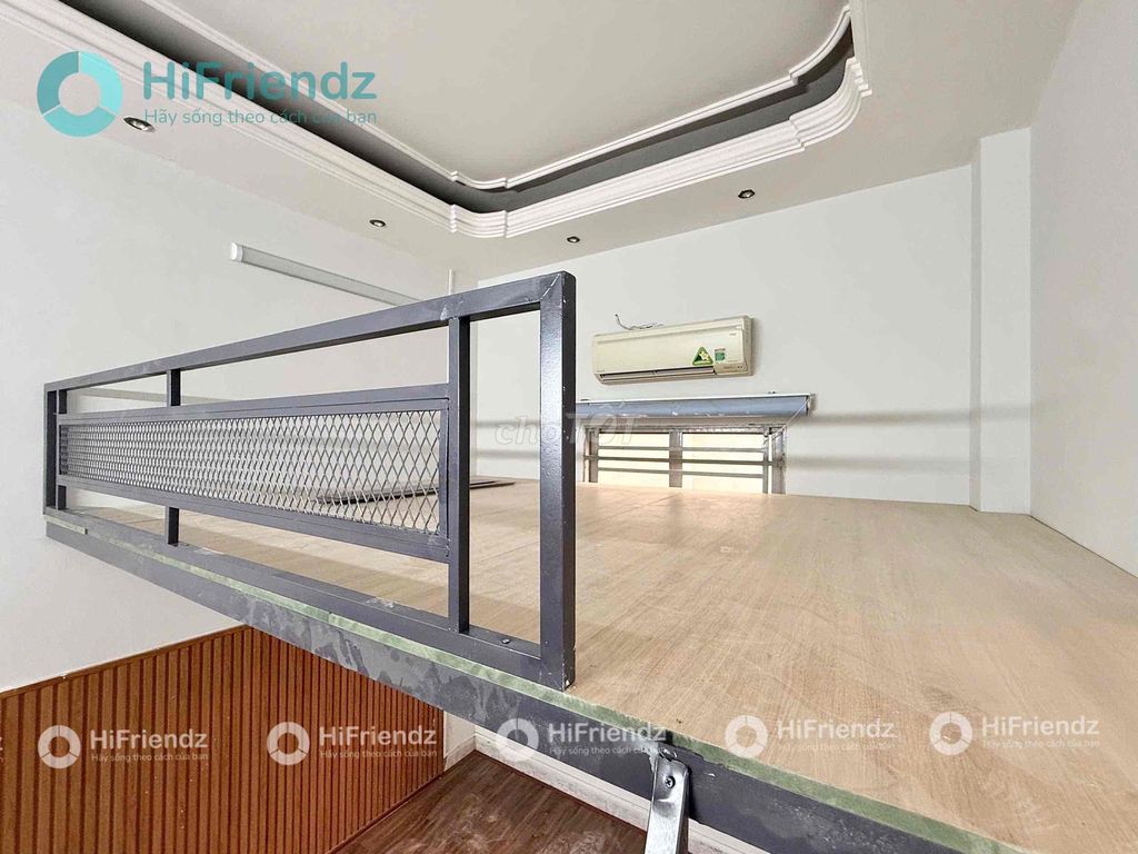 The windows are wide open, and two and a half people are at the same time.