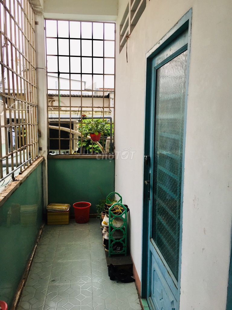 Rooms are wide, cool, with a corner guard.