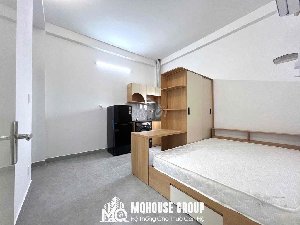 Tell Zhang the new apartment has a super-high elevator.