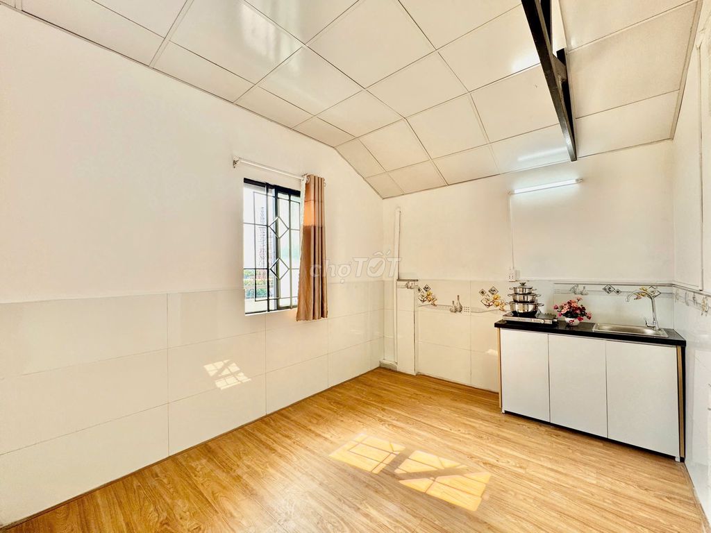 One bedroom right here on the whites market, the Gofd Tân Sơn field, near the T3 station.