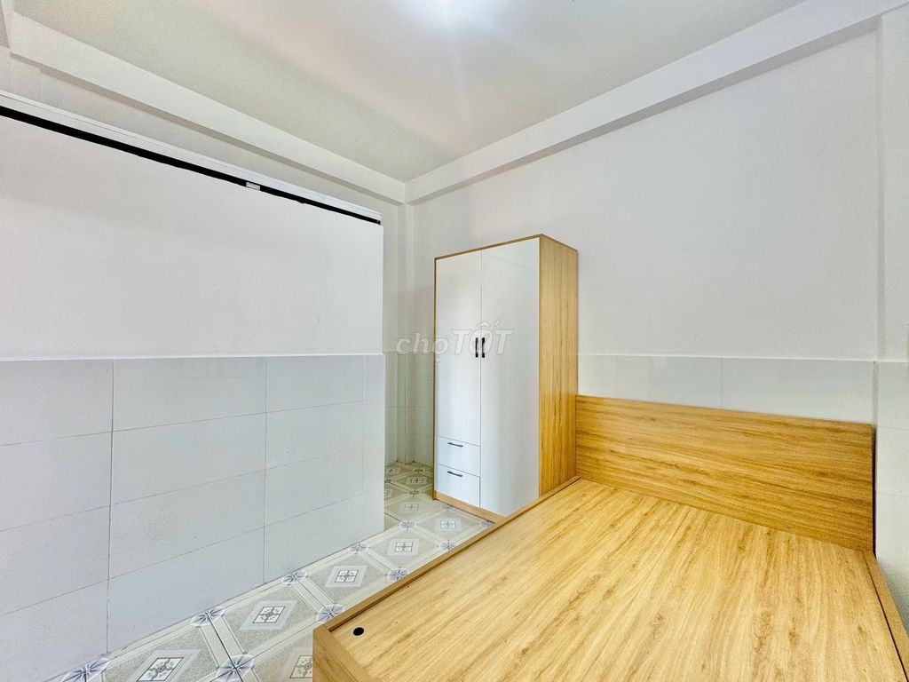 One bedroom right here on the whites market, the Gofd Tân Sơn field, near the T3 station.