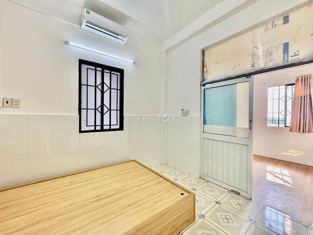 One bedroom right here on the whites market, the Gofd Tân Sơn field, near the T3 station.