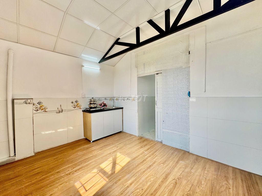 One bedroom right here on the whites market, the Gofd Tân Sơn field, near the T3 station.