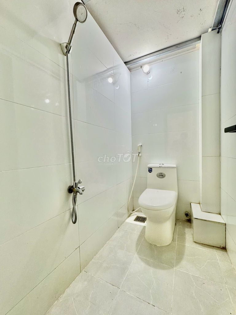 One bedroom right here on the whites market, the Gofd Tân Sơn field, near the T3 station.