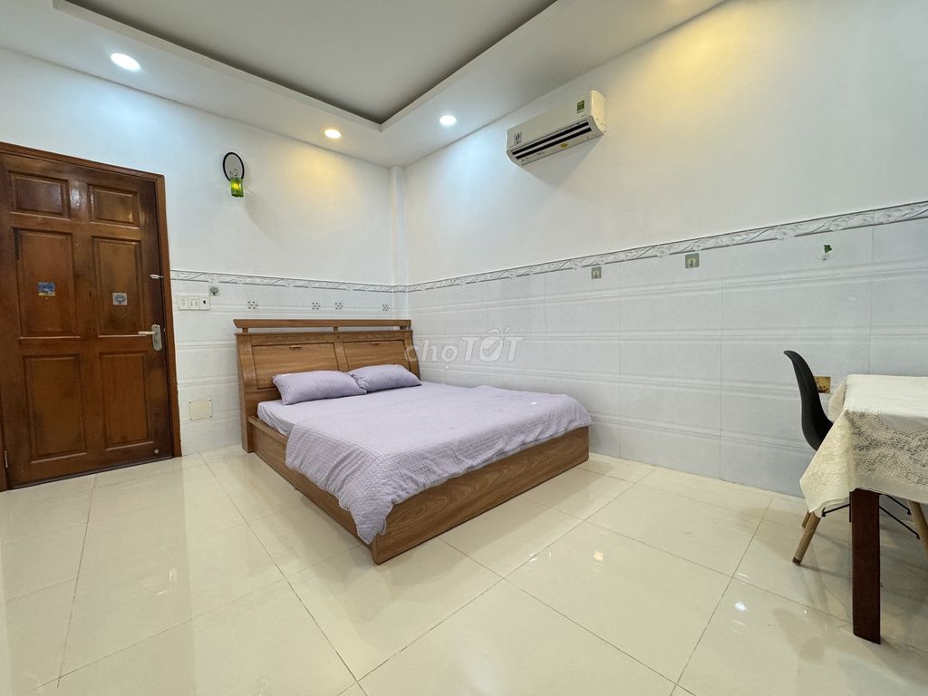 Room 4 million, clean, Lò Siêu District 11 near Sen City bordering District 10