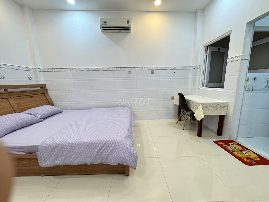 Room 4 million, clean, Lò Siêu District 11 near Sen City bordering District 10