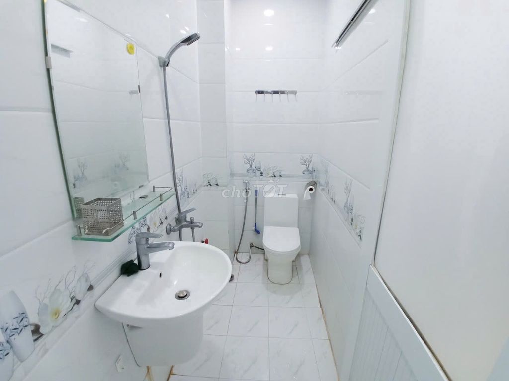 Room 4 million, clean, Lò Siêu District 11 near Sen City bordering District 10