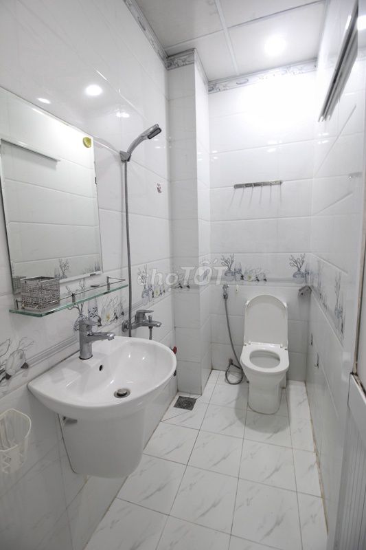 Room 4 million, clean, Lò Siêu District 11 near Sen City bordering District 10