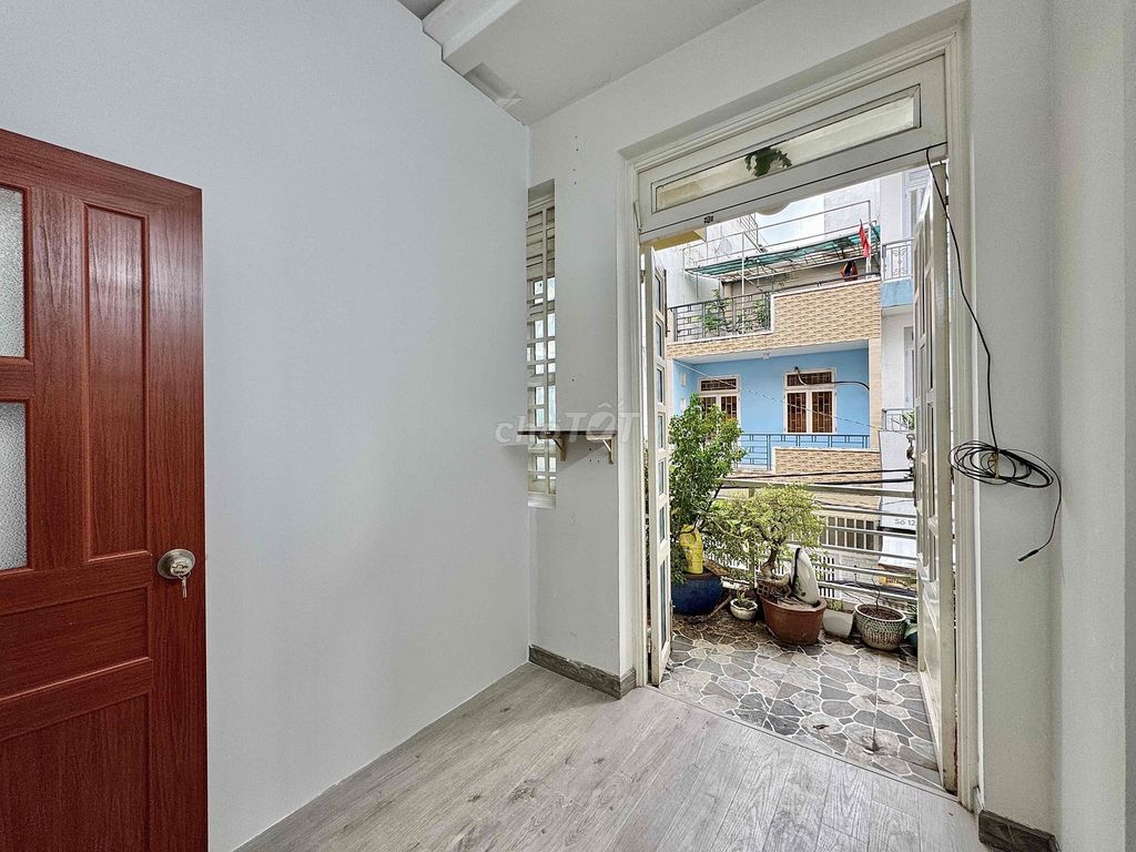 Rent two balcony bedrooms full of life-long furniture.