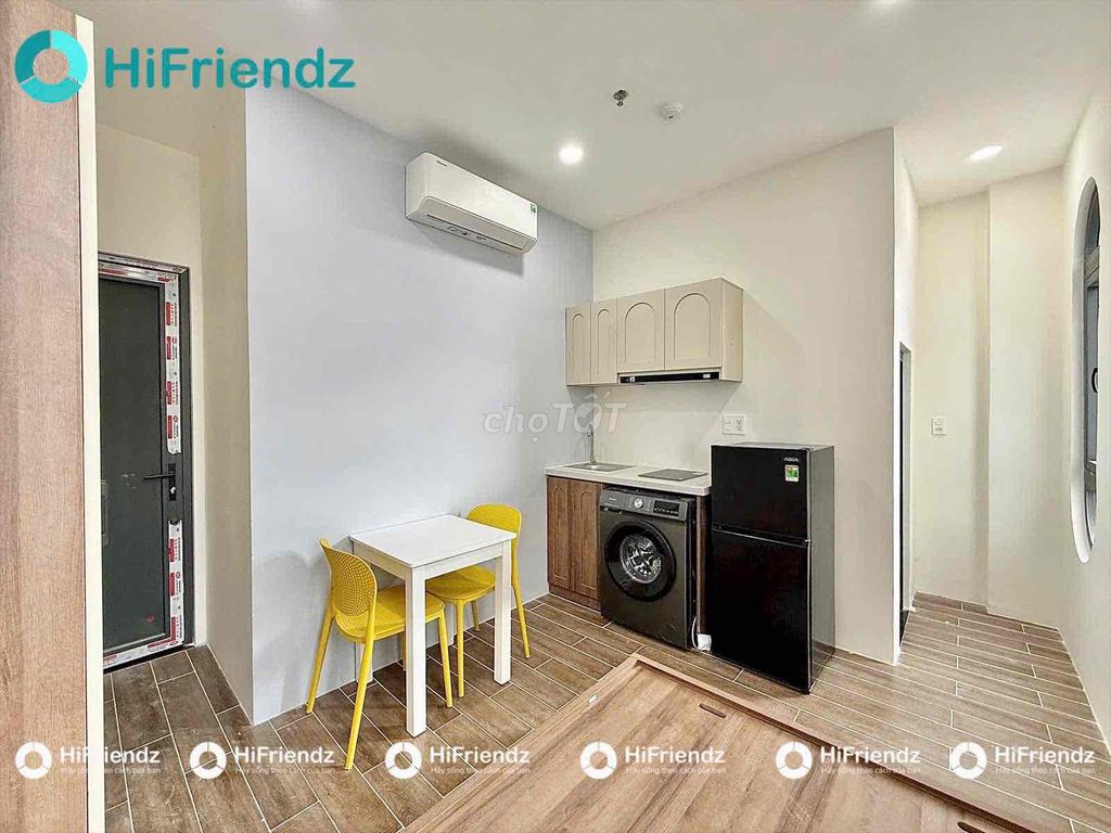 Rent a window studio full of private military equipment