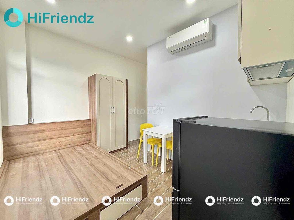 Rent a window studio full of private military equipment
