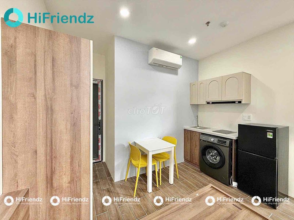 Rent a window studio full of private military equipment