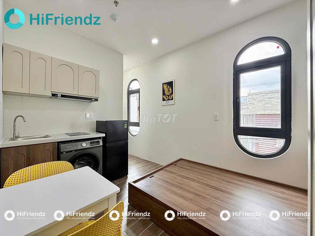 Rent a window studio full of private military equipment