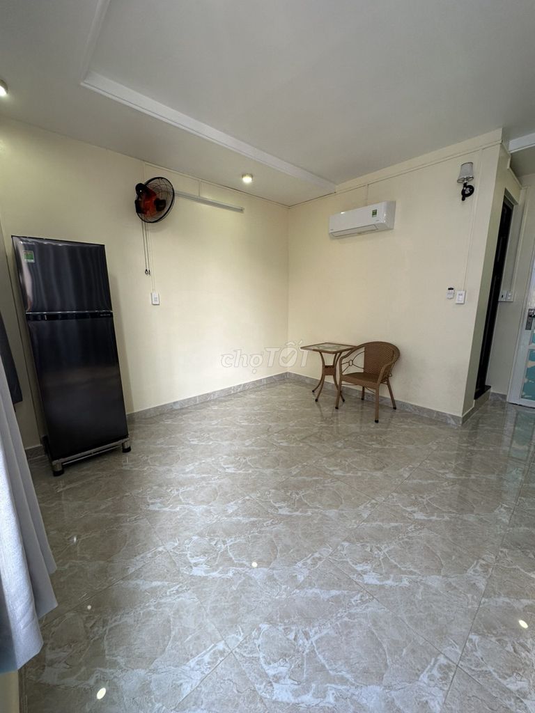 District 10, rent a room with balcon, air conditioning, private toilets, security.