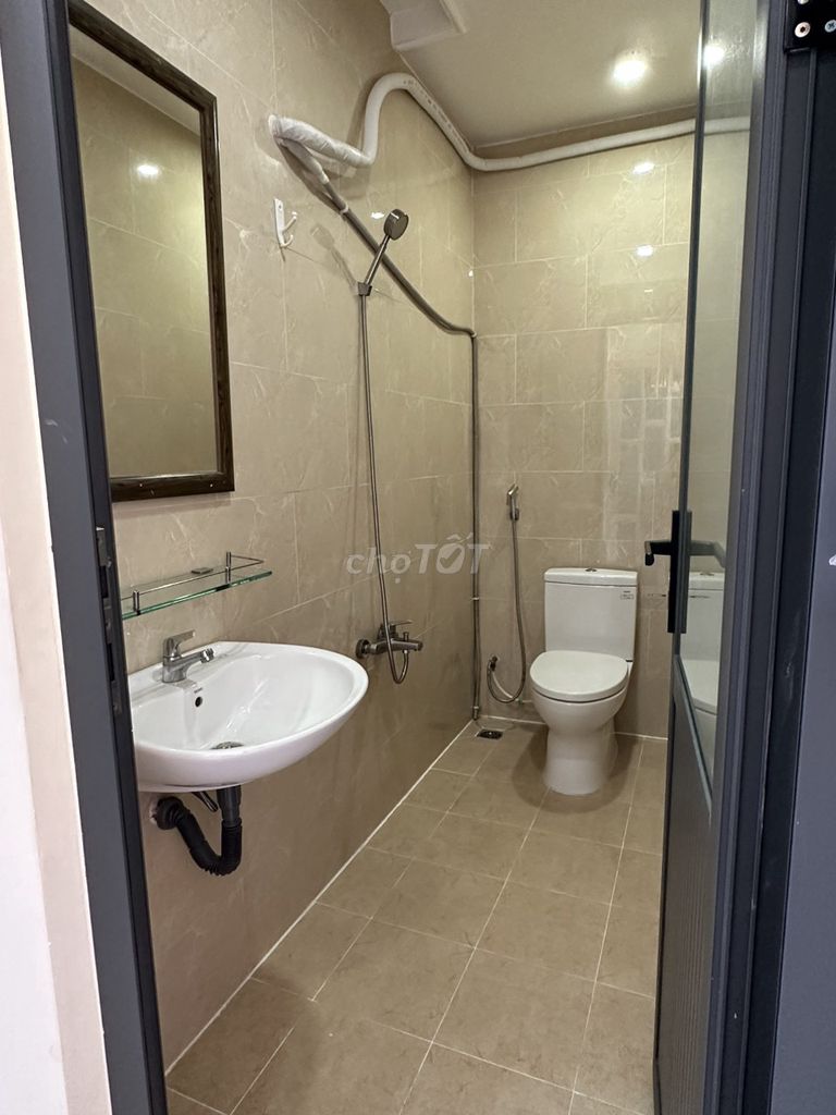 District 10, rent a room with balcon, air conditioning, private toilets, security.