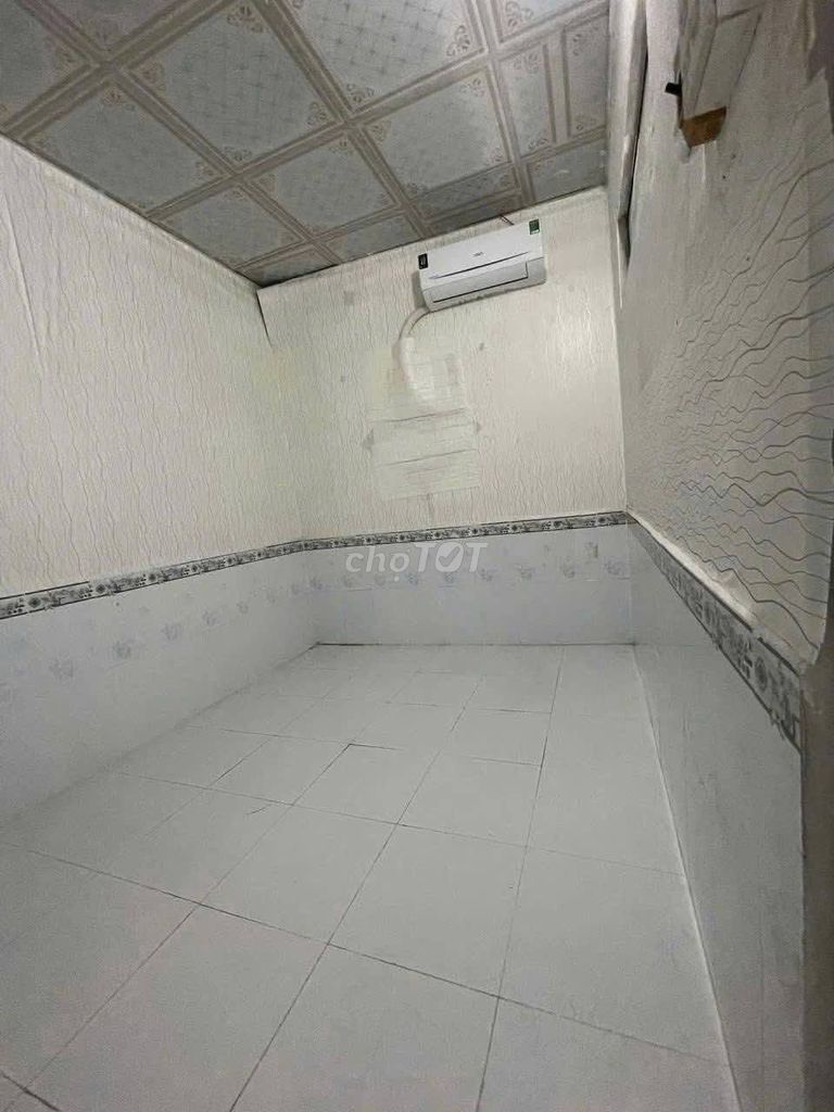A student's room with a Nguyễn Tri Phương cryo 2.2 million2 engine air conditioning.