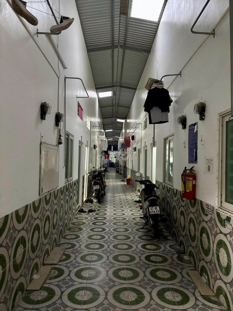 The motel's close tohyd, 2 million, air conditioning.