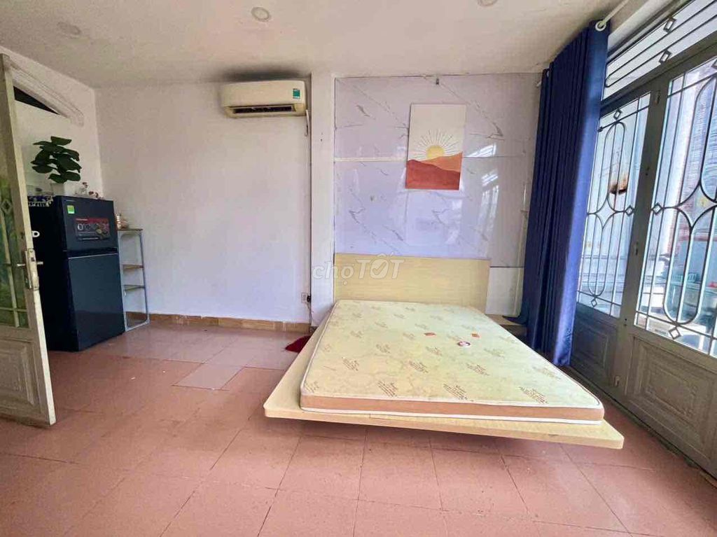 It's the owner who rents room 35 M2 full interior - board, District 3.