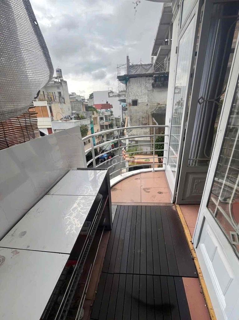 It's the owner who rents room 35 M2 full interior - board, District 3.