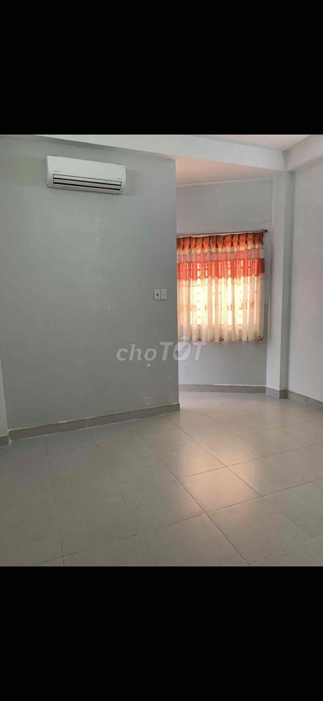 The Bình Thạnh hotel is cheap.