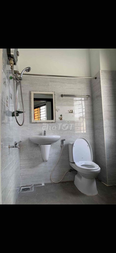 The Bình Thạnh hotel is cheap.