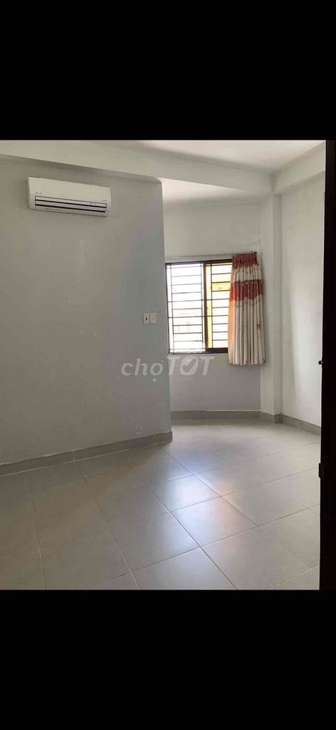 The Bình Thạnh hotel is cheap.