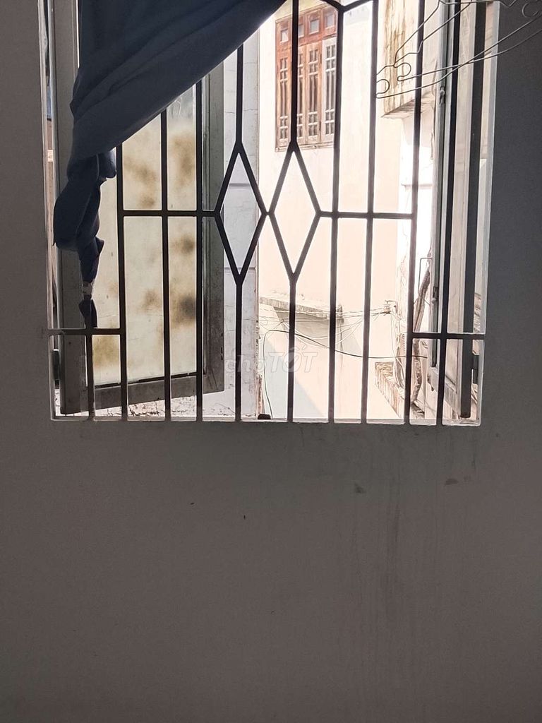 The room has a large window of the Bình Thạnh High Priest's bathroom.