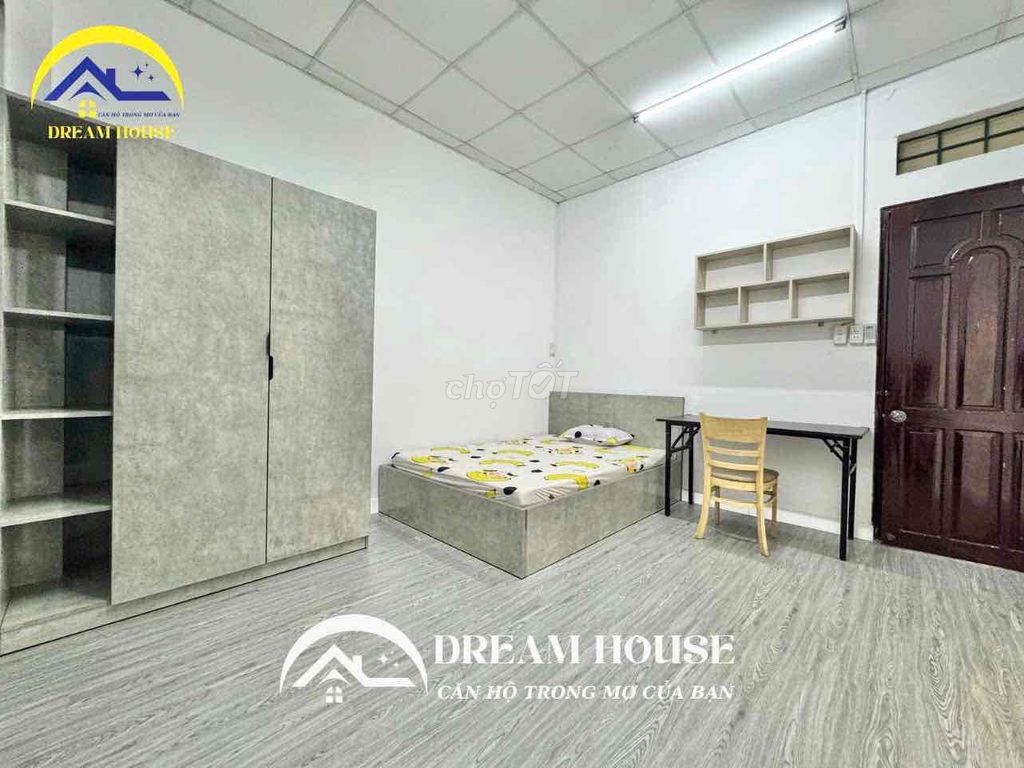 Studio splits the entire kitchen cheap furniture, now free car time