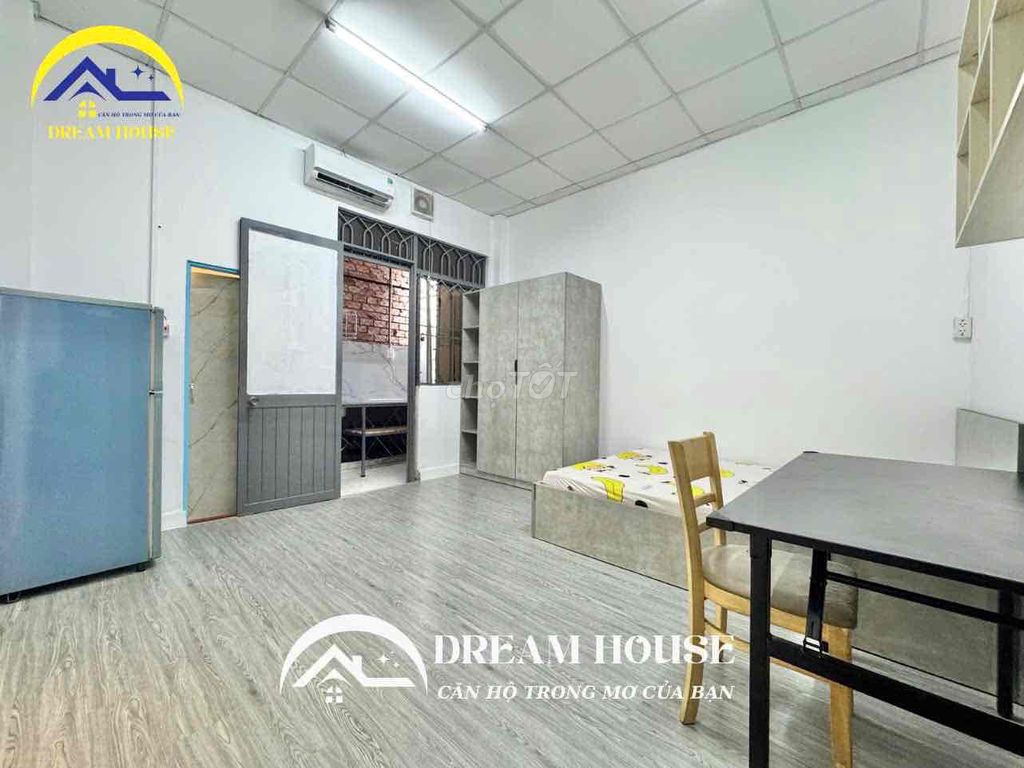 Studio splits the entire kitchen cheap furniture, now free car time