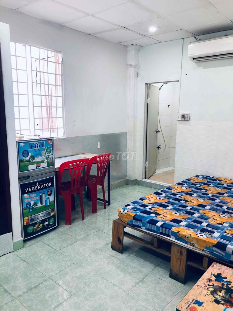 The furniture room is full. The fridge, the air conditioner, the washing machine, the private toillet