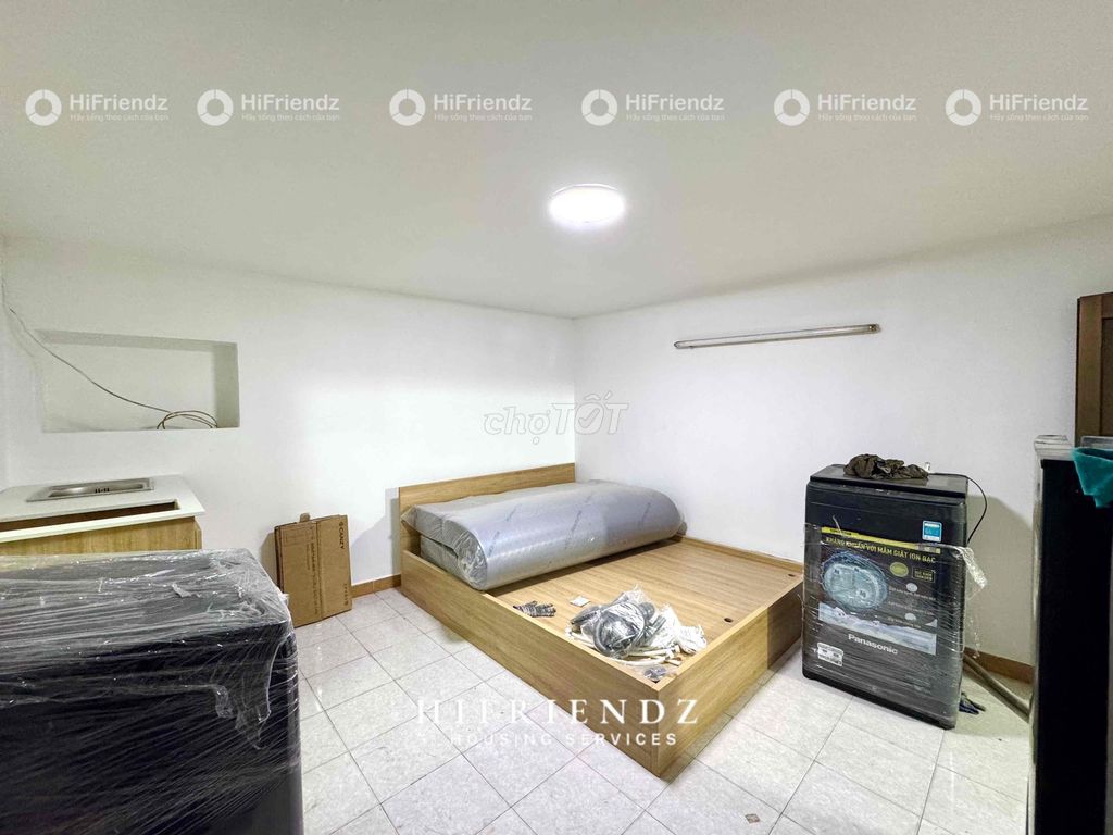 Clear the window studio and a kitchen room in District 5.