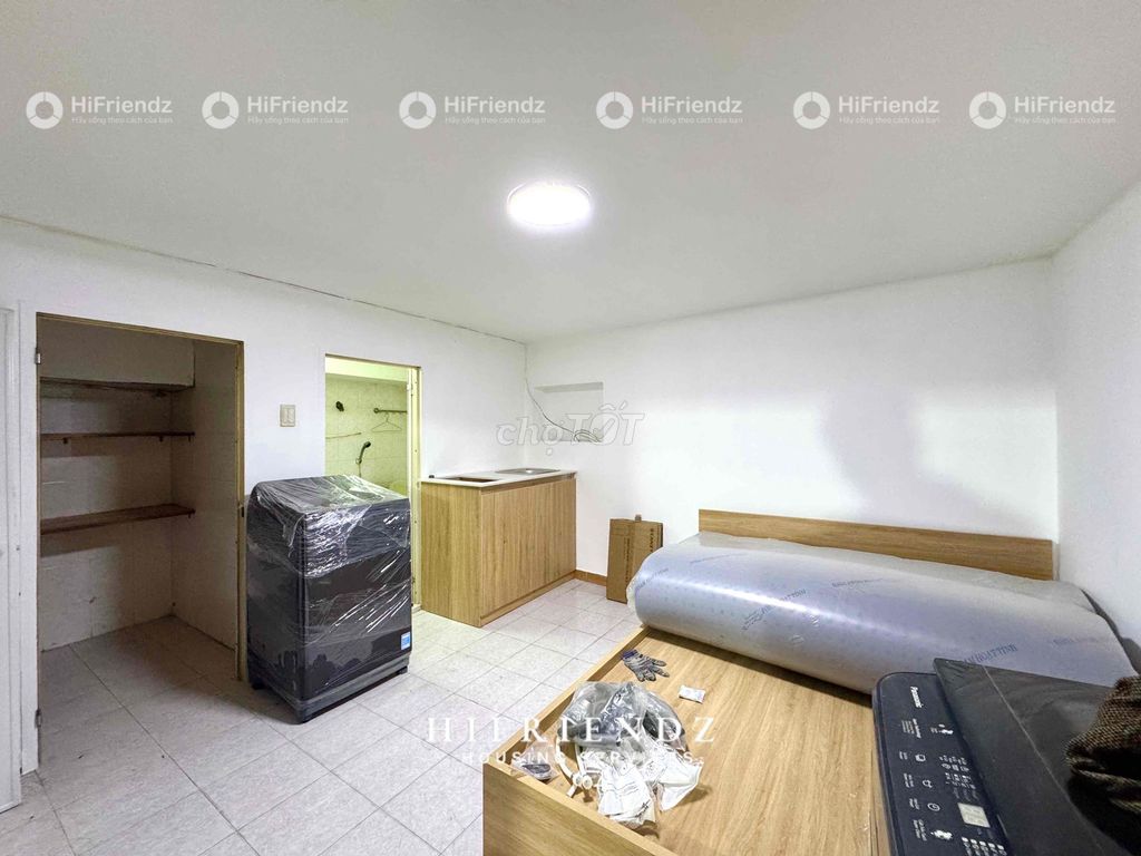 Clear the window studio and a kitchen room in District 5.