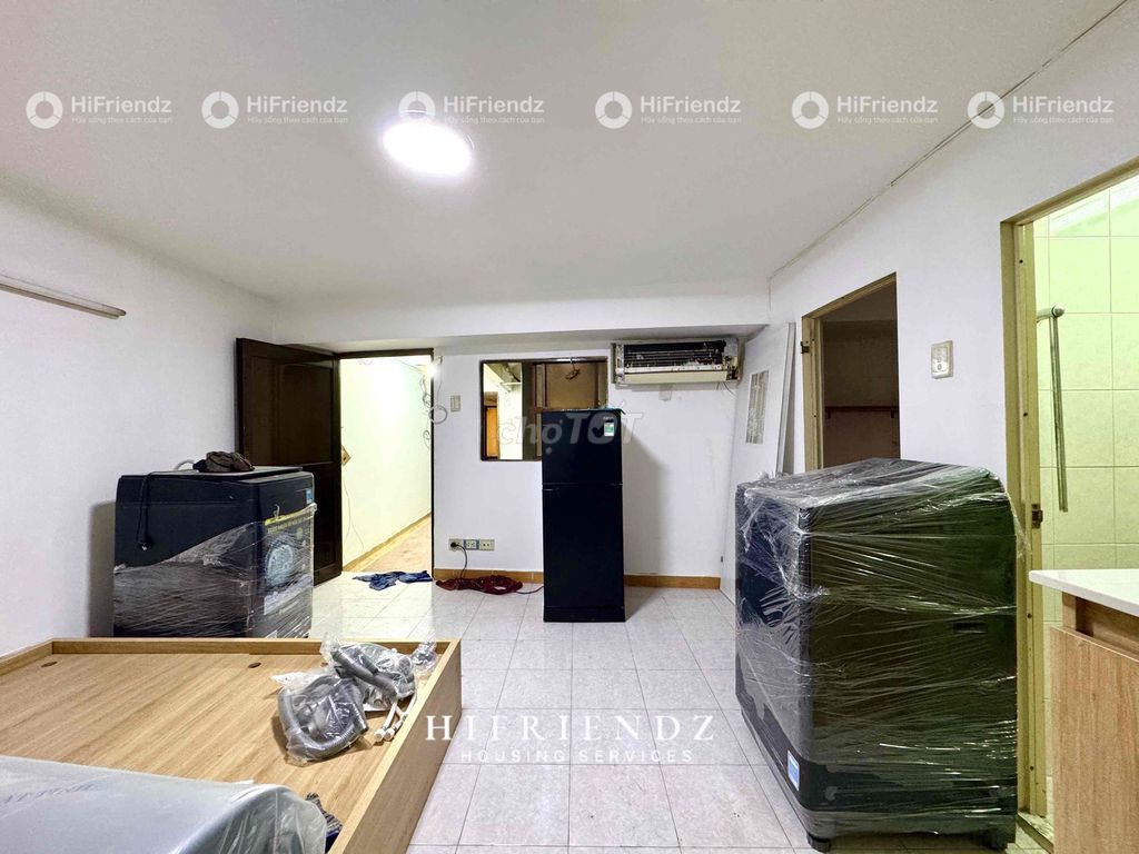 Clear the window studio and a kitchen room in District 5.