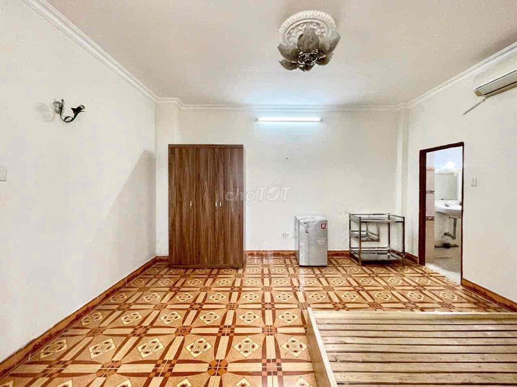 sky window studio - full interior near vhu, huit