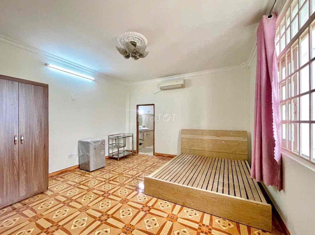 sky window studio - full interior near vhu, huit