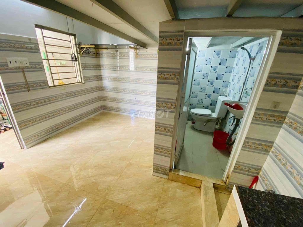 The Gò Vấp hotel is cheap, my dear.
