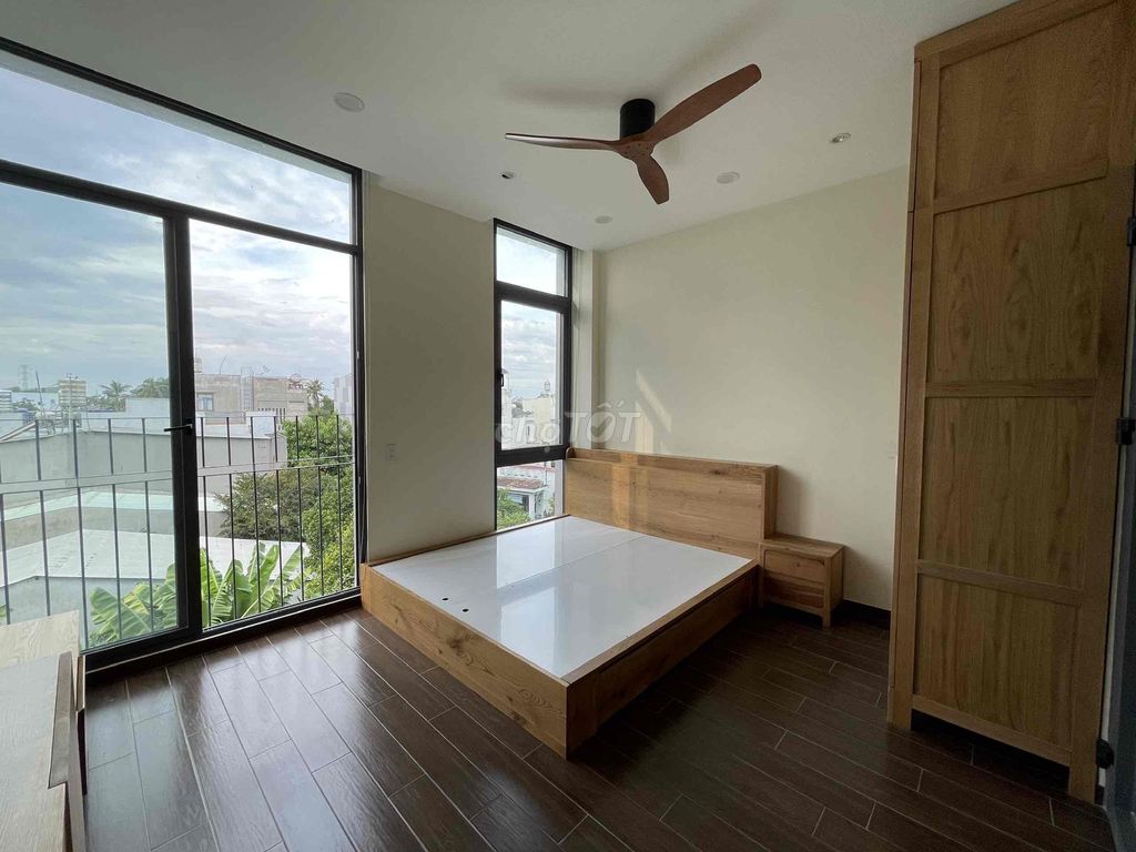 Rent a 20-foot-high Thủ Đức hotel room.