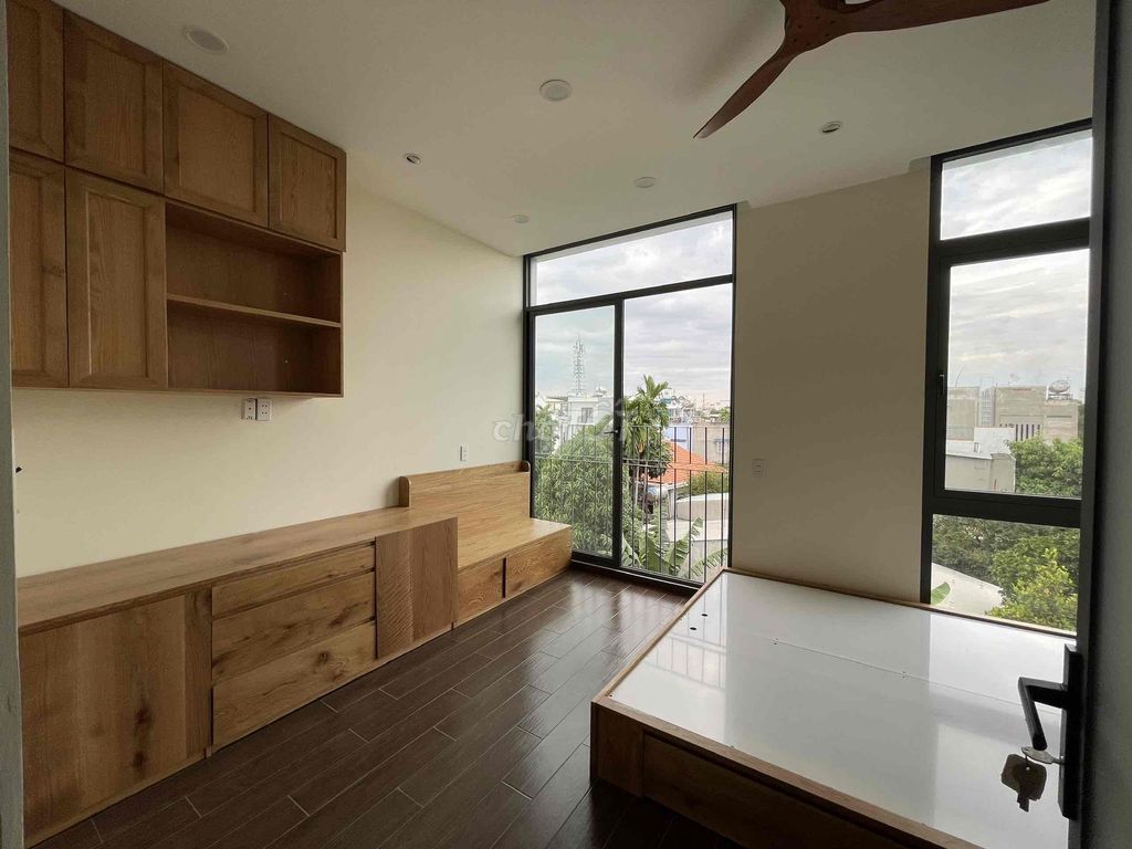 Rent a 20-foot-high Thủ Đức hotel room.
