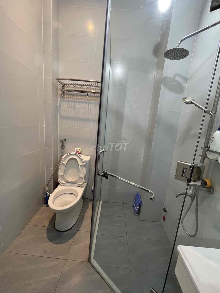 Rent a 20-foot-high Thủ Đức hotel room.
