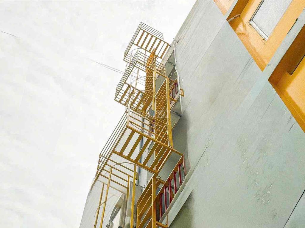 The motel has a large security and clean room near the cnb.