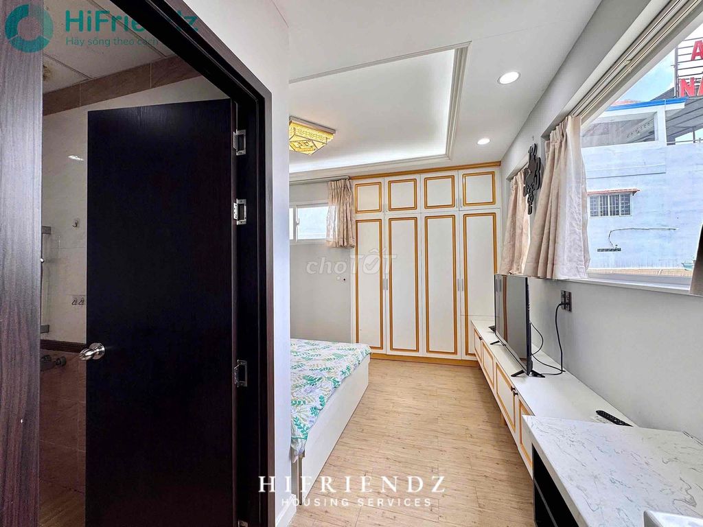 available Super studio empty full window interior - excellent shop