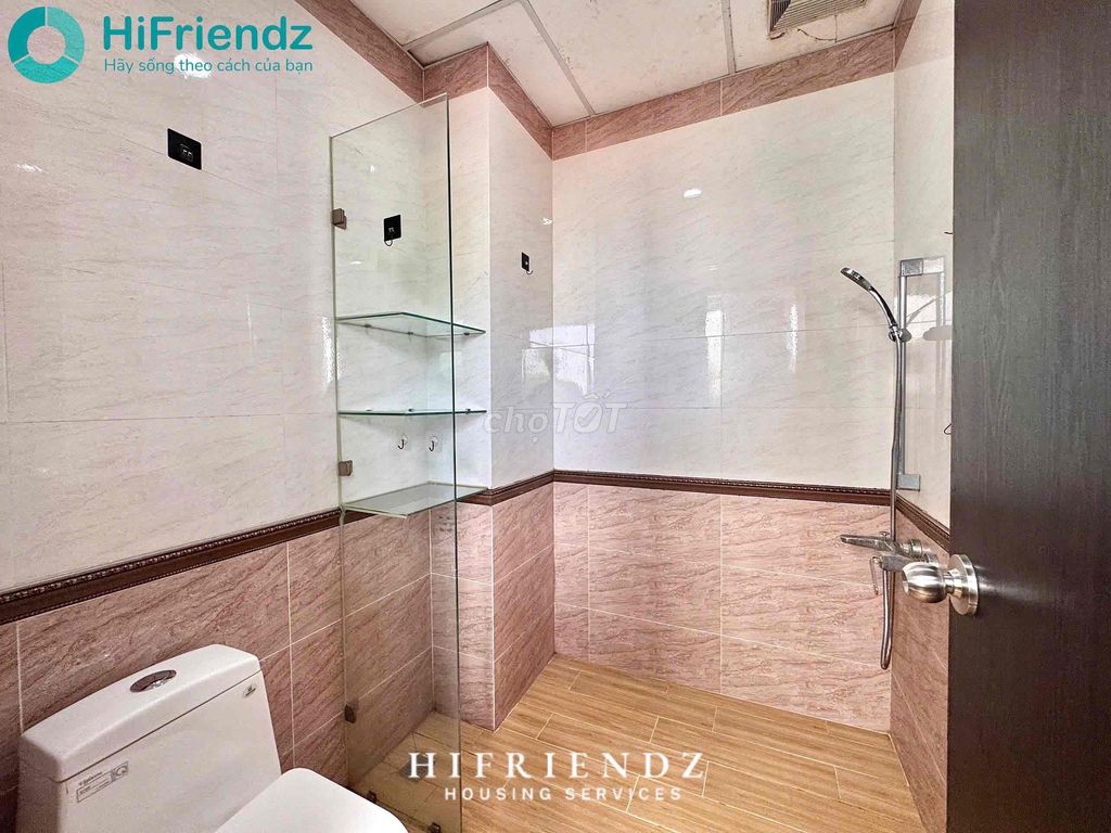 available Super studio empty full window interior - excellent shop
